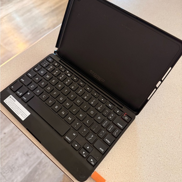 iPad Mini 4, 64 GB. Great portable unit.
Free hard case and wireless keyboard - Picture 5 of 7